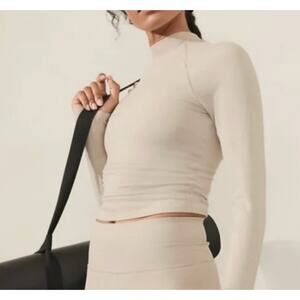 NWT Athleta SoftLuxe Top Haut Softluxe - Large Cream